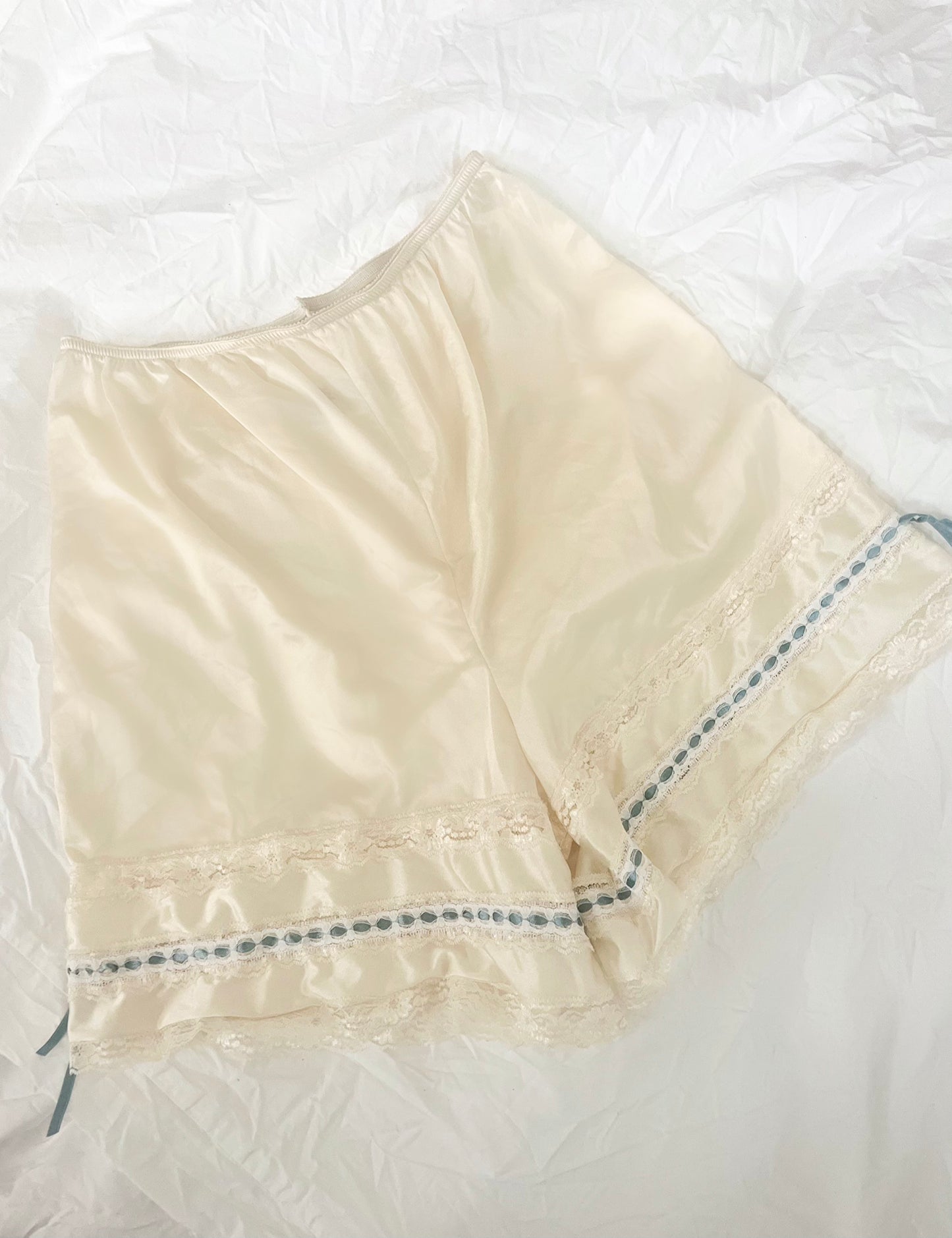 Classic Vintage Cream Lace Trim Shorts (Medium)